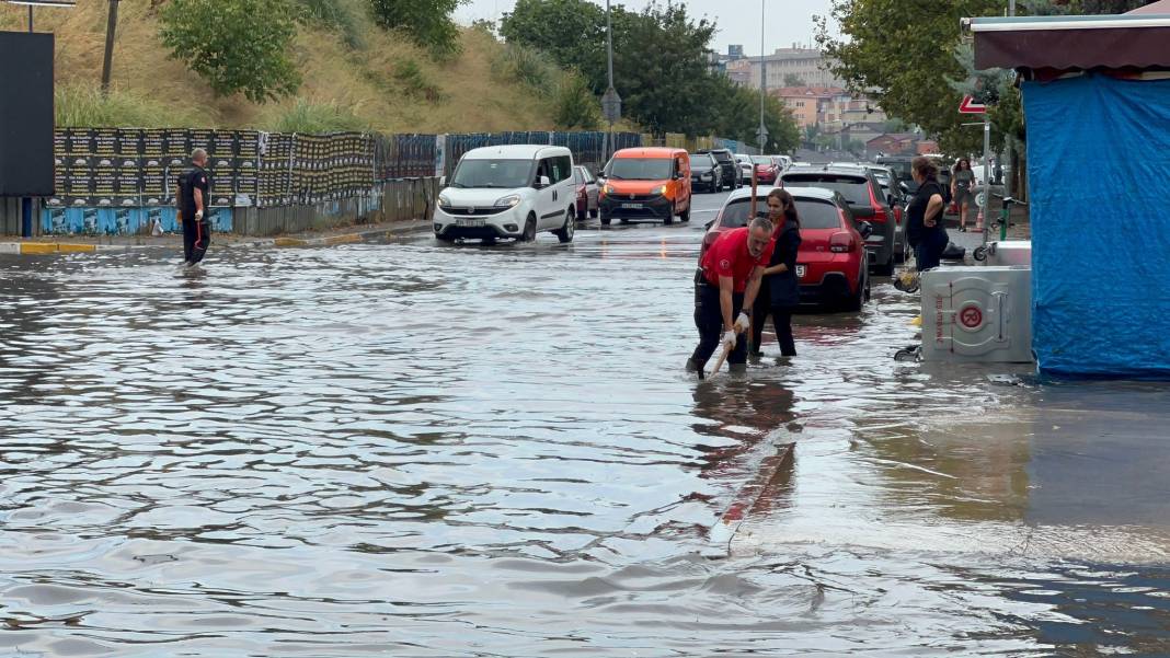 İstanbul'da sağanak hayatı felç etti! Araçlar sular altında kaldı 64